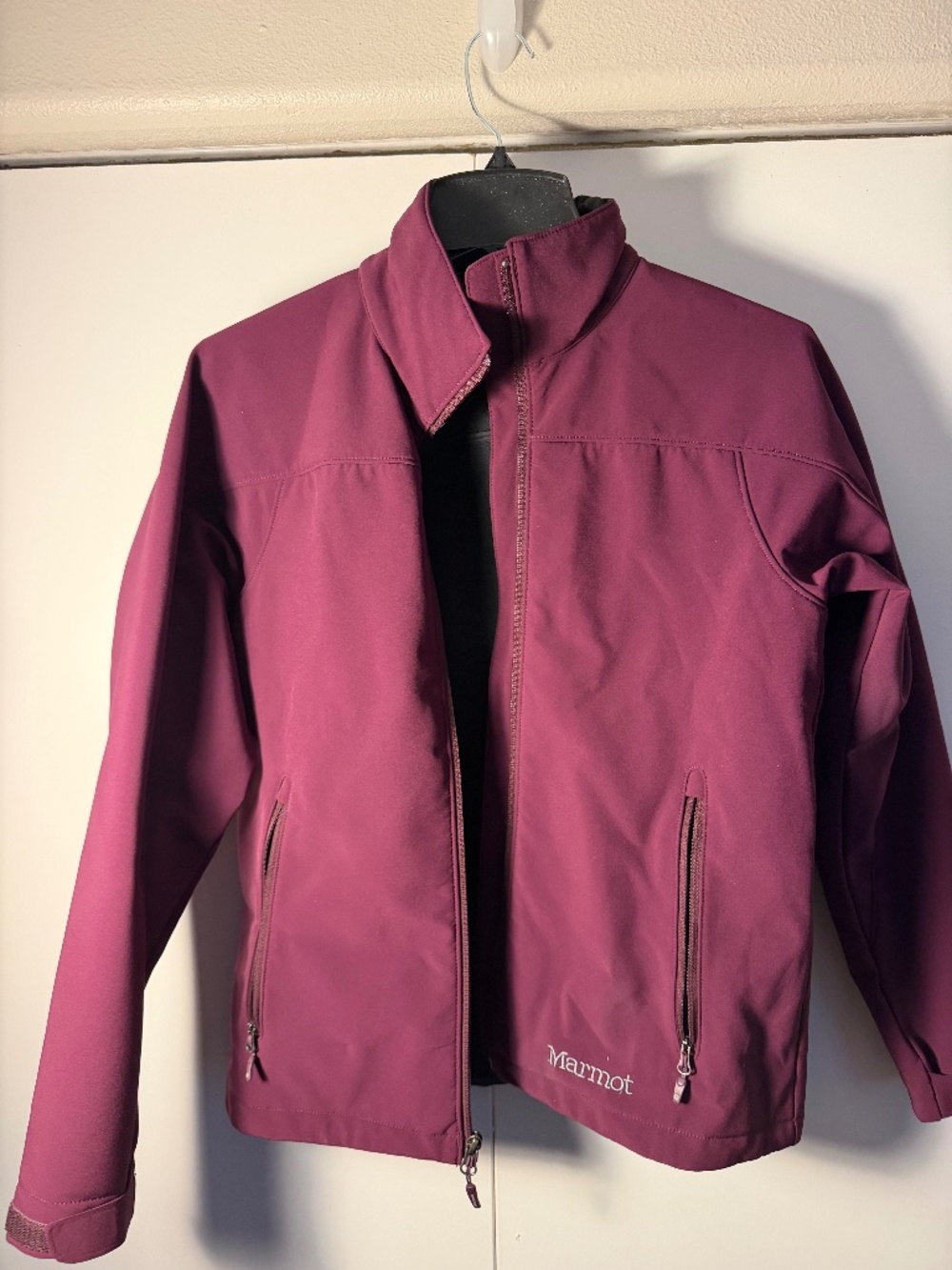 Marmot women’s lightweight burgundy jacket